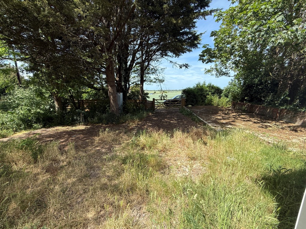 Lot: 163 - DETACHED DWELLING WITH PERMISSION FOR RESIDENTIAL USE AND EXTENSION IN DESIRABLE LOCATION - Parking area